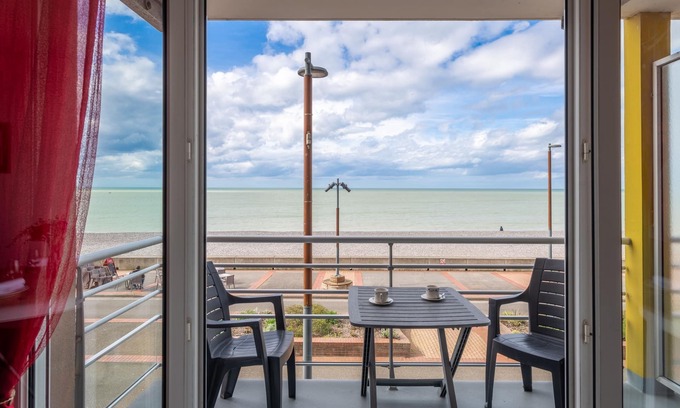 Mers-les-Bains Apartment | Oceanfront Retreat - Apartment with Breathtaking Sea Views