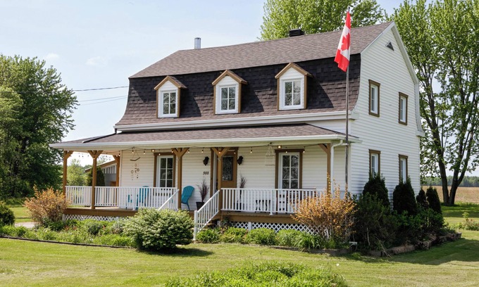 Deschambault-Grondines House | Discover Face au Fleuve: Ocean Views & Family-Friendly Stay