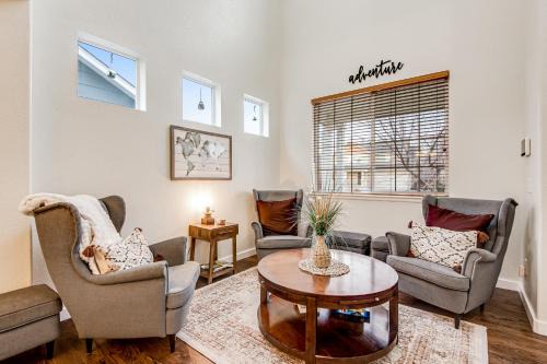 Colorado Springs House | Discover Face of the West: Family & Pet Friendly Retreat