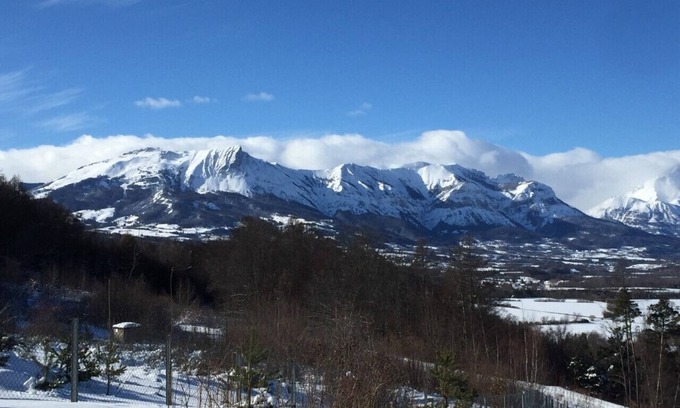 Chabottes Apartment | Scenic Retreat Facing the Mountain - Pet & Child Friendly