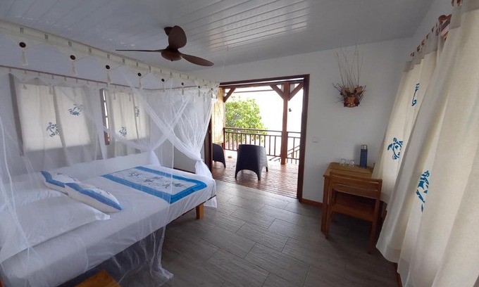 Fakarava Bed & Breakfast | Idyllic Fafapiti Lodge: Beachfront Bliss in Fakarava