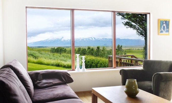 Hvolsvollur House | Fagrahlíd Guesthouse: Family-Friendly Retreat with Hot Tub