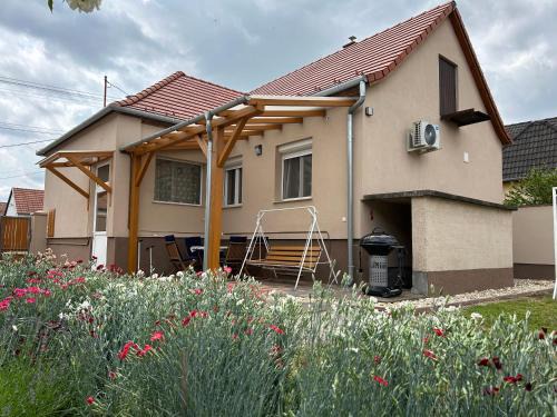 Sarvar Apartment | Fagyöngy: Family-Friendly Retreat with Kitchen Access