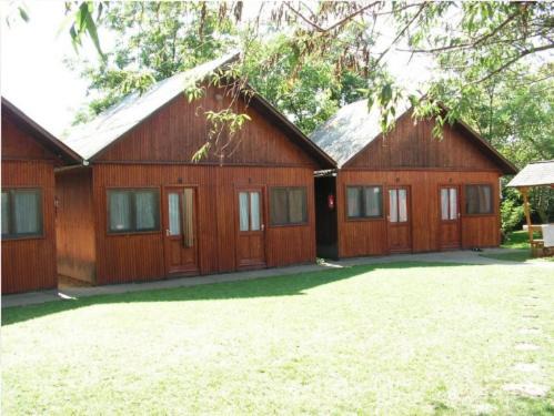Abadszalok Resort | Faház Motel: Pet-Friendly Retreat with Ocean Views