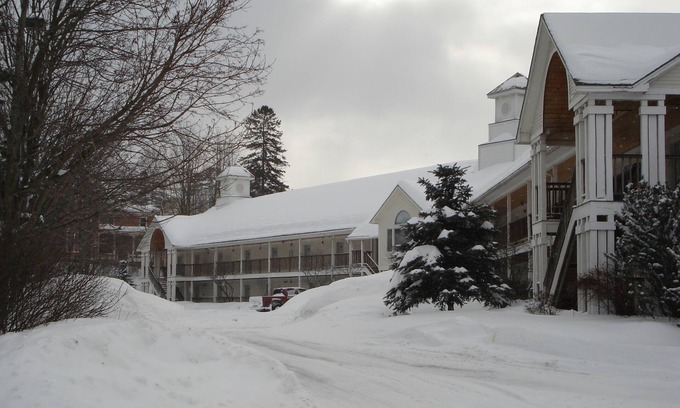 St. Johnsbury Center Hotel | Welcoming Fairbanks Inn: Pool, Dining & Family-Friendly Stay
