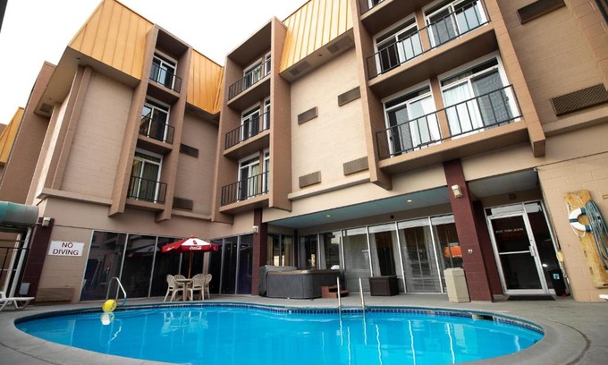 Lewiston Hotel | Pet-Friendly FairBridge Inn & Suites with Pool and Breakfast
