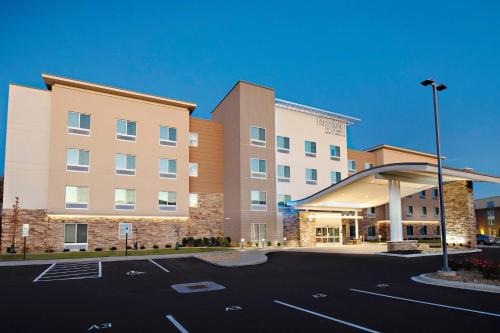 Dayton Hotel | Discover Fairfield Inn & Suites with Pool and Family Amenities