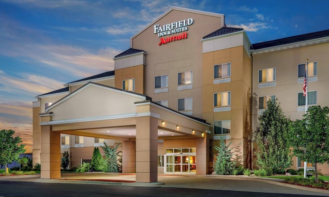 East Peoria Hotel | Relax at Fairfield Inn & Suites Peoria East - Top Amenities
