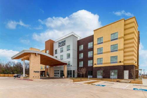 Gainesville Hotel | Delightful Fairfield Inn & Suites with Pool Near I-35