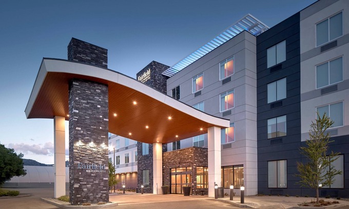 Okanagan-Similkameen Hotel | Exceptional Fairfield Inn & Suites with Ocean View & Pool