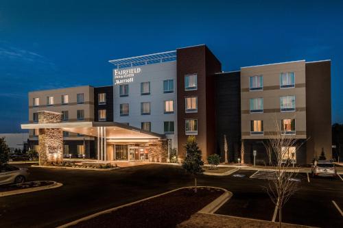 Florence Hotel | Family-Friendly Fairfield Inn & Suites with Pool Access