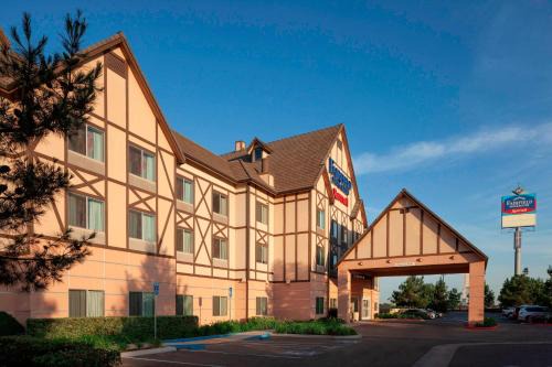 Kingsburg Hotel | Discover Fairfield Inn & Suites: Family-Friendly Getaway