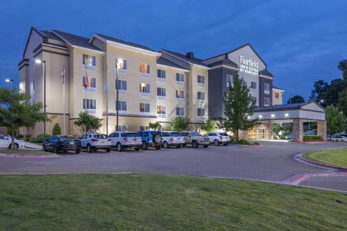 Texarkana Hotel | Pet-Friendly Fairfield Inn & Suites with Private Pool