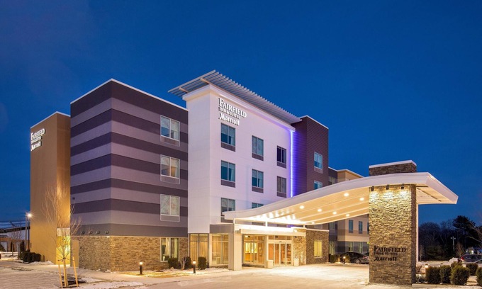 Walpole Hotel | Discover Fairfield Inn & Suites near Boston with Pool Access