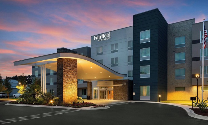 Conway Hotel | Top-Rated Fairfield Inn & Suites: Pool, Breakfast & More