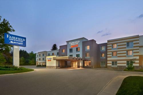 Barrie Hotel | Family-Friendly Fairfield Inn & Suites: Poolside Relaxation