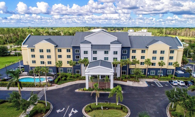 Rural Estates Hotel | Family-Friendly Fairfield Inn & Suites with Pool and Spa