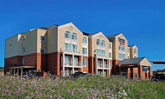 Fairfield Hotel | Inviting Fairfield Inn & Suites: Pool, Spa & Family-Friendly