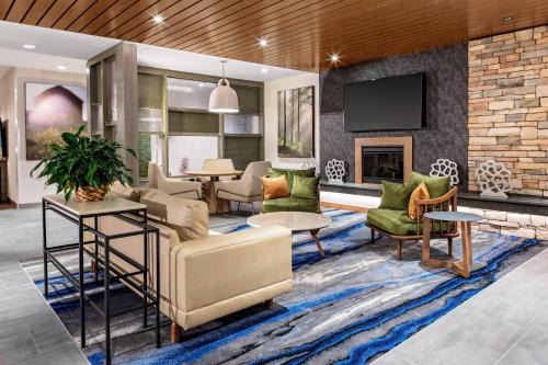 West Glens Falls Hotel | Stay at Fairfield Inn & Suites: Pool, Hot Tub & Ocean Views