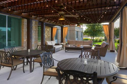 The Colony Hotel | Discover Fairfield Inn & Suites: Pet Friendly in Plano