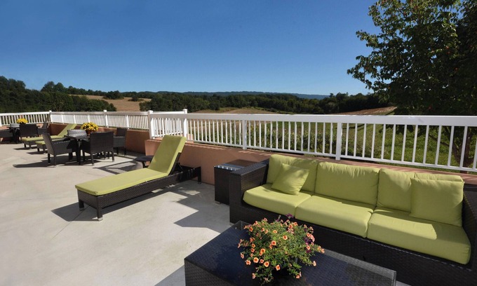 Wytheville Hotel | Top-Rated Fairfield Inn & Suites with Pool & Breakfast