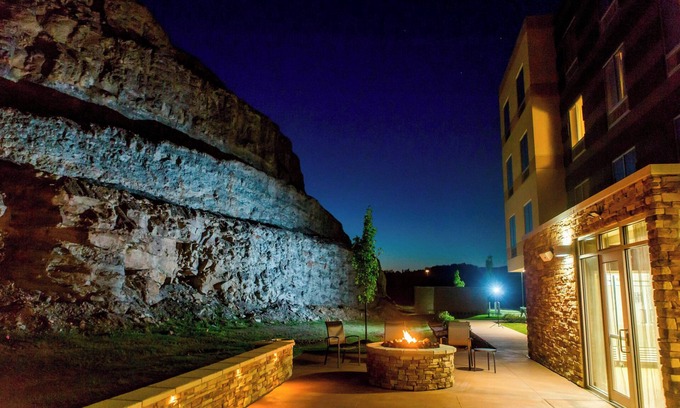 Cambridge Hotel | Exceptional Fairfield Inn & Suites Cambridge with Pool & Spa