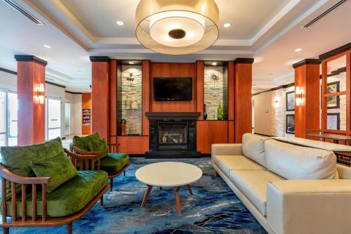 Columbus Hotel | Relax at Fairfield Inn & Suites Columbus with Pool Access
