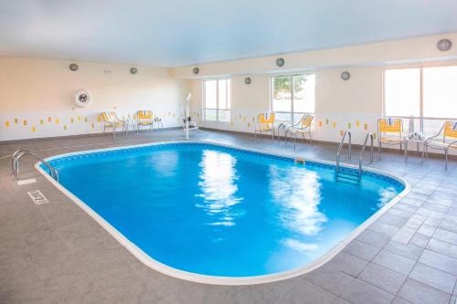 Peru Hotel | Inviting Fairfield Inn & Suites Peru: Poolside Family Retreat