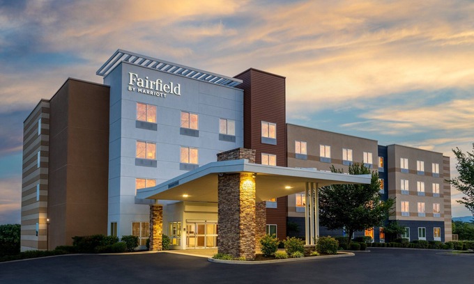 Martinsburg Hotel | Comfortable Fairfield Inn & Suites with Pool & Breakfast