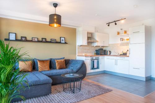 Huefingen Apartment | FAIRflats: Oceanfront Retreat with Balcony and Workspace