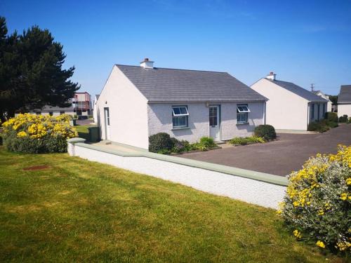 Dungloe House | Pet-Friendly Fairgreen Cottages: Family Fun Awaits!