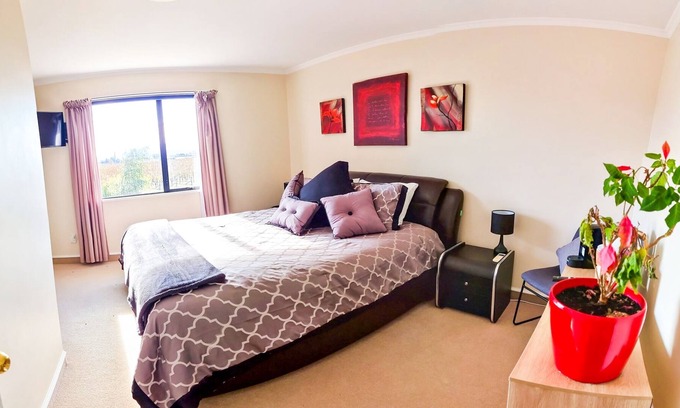 Blenheim House | Fairhall Lodge- Pinot noir room