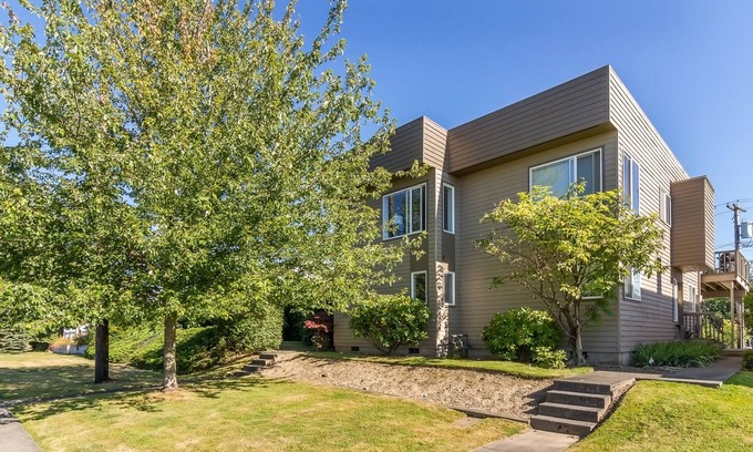 Fairhaven House | Guest Rated 10/10: Fairhaven Urban Townhome with Fireplace