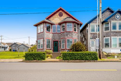Newport House | Relax at Fairhaven's Wakefield House & Applegate House