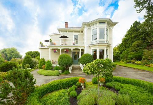 Rockland Bed & Breakfast | Experience Fairholme Manor Inn: 5-Star Elegance Awaits