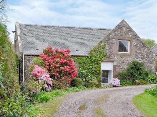 Eyemouth House | Cozy Fairlaw Garden Cottage - Ideal for Families