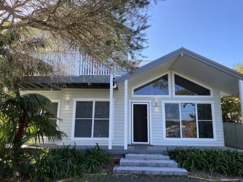 Culburra Beach House | Fairlight House: Family-Friendly Retreat with 10/10 Reviews