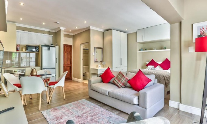 Three Anchor Bay Apartment | Top-Rated Family Hotel: Fairmile on Main Awaits You