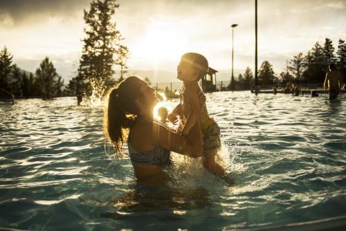 East Kootenay Hotel | Relax at Fairmont Hot Springs Resort with Ocean Views & Spa