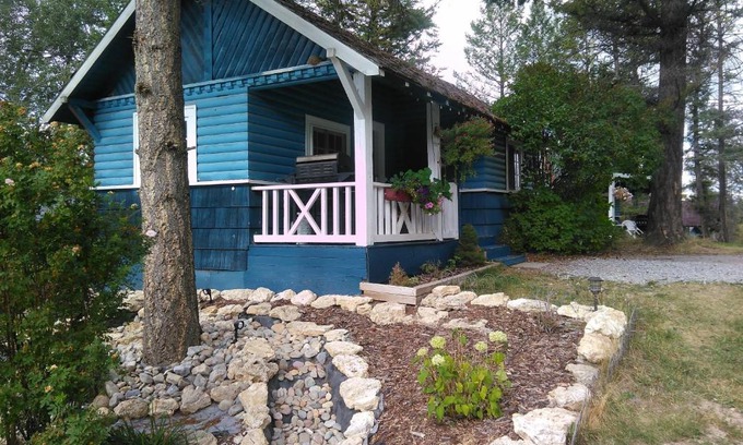East Kootenay Hotel | Explore Fairmont Mountain Bungalows: Pet-Friendly Retreat