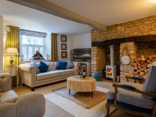 Longborough House | Relaxing Fairview Cottage: Eco-Friendly Stay with Hot Tub