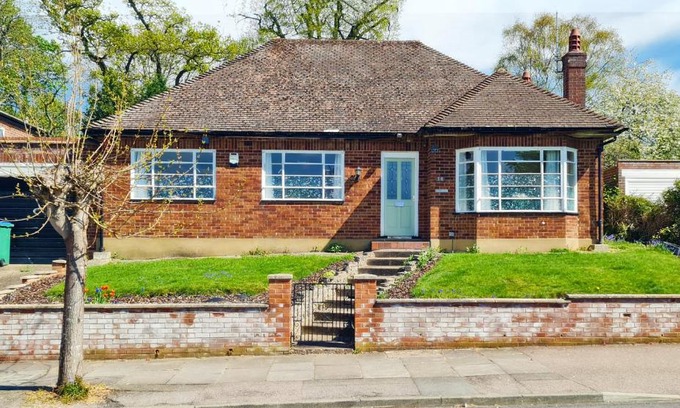 Cassiobury Villa | Discover Fairview Cottage Watford: Family-Friendly Retreat