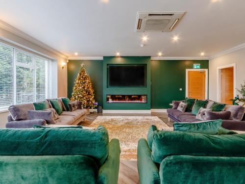 Penicuik House | Family-Friendly Getaway at Fairview with Hot Tub Access