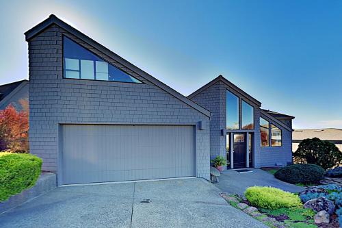 Bodega Bay House | Experience Fairview Grande: Family-Friendly with Hot Tub