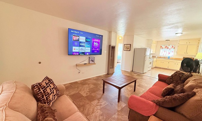 Farmington House | Fairview Hideaway! Fenced yard! Free Dinner!