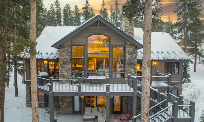 The Highlands House | Exceptional Fairview Lodge: Golf Course Retreat with Hot Tub