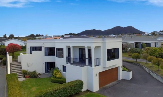 Waipahihi Apartment | Guest Rated: Fairview Studio 28 Deluxe King Retreat