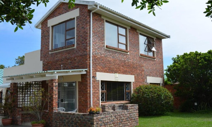 Gonubie Apartment | Discover Fairway 2: Guest Rated 9/10 with Pool & Kitchen