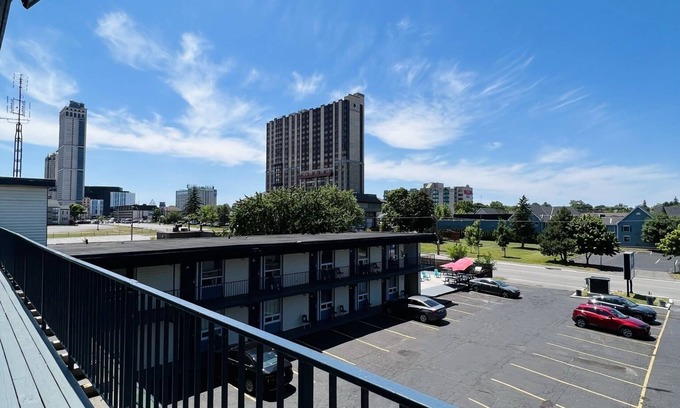 Fallsview Hotel | Cozy Fairway Inn by the Falls with Breakfast & Family Amenities