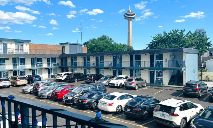 Fallsview Hotel | Family-Friendly Fairway Inn by the Falls Awaits You